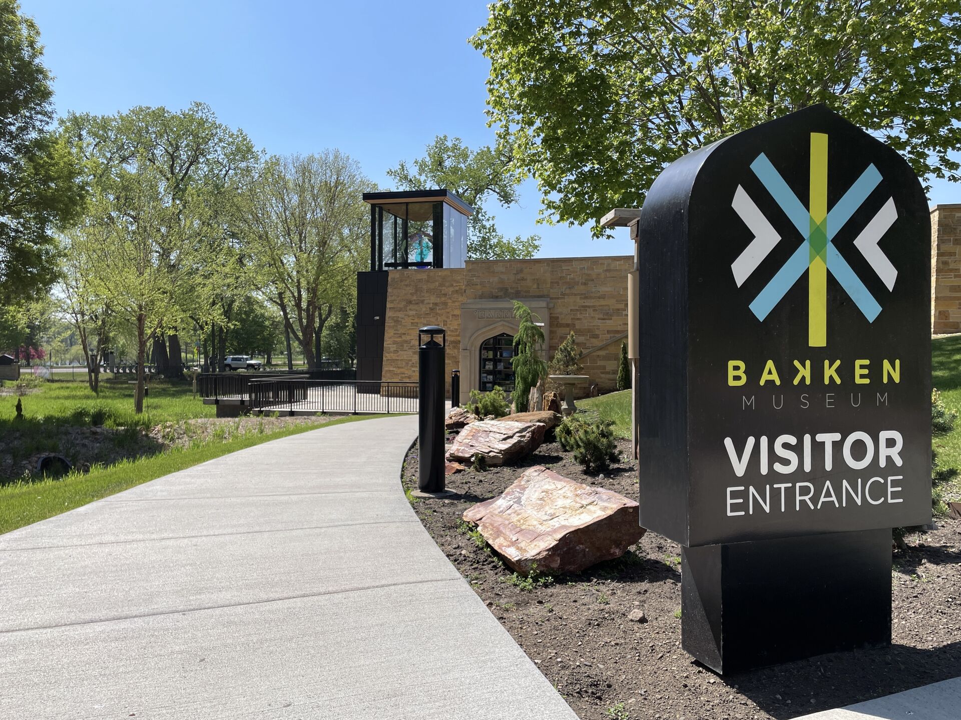 bakken museum exterior and visitor welcome sign