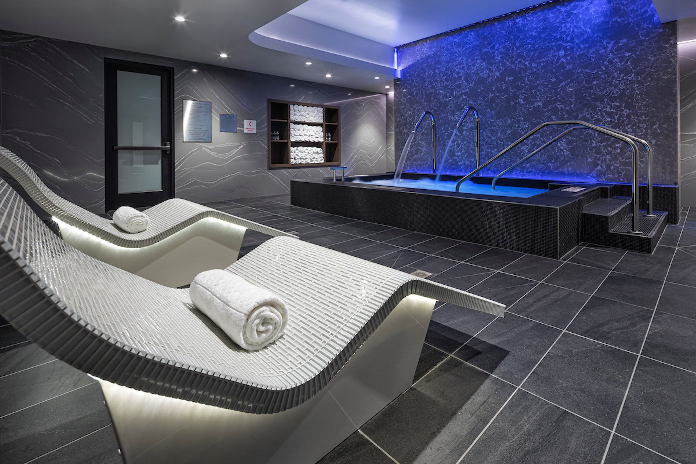 A public bath and relaxing chairs in a large area, Anda Spa at Hotel Ivy