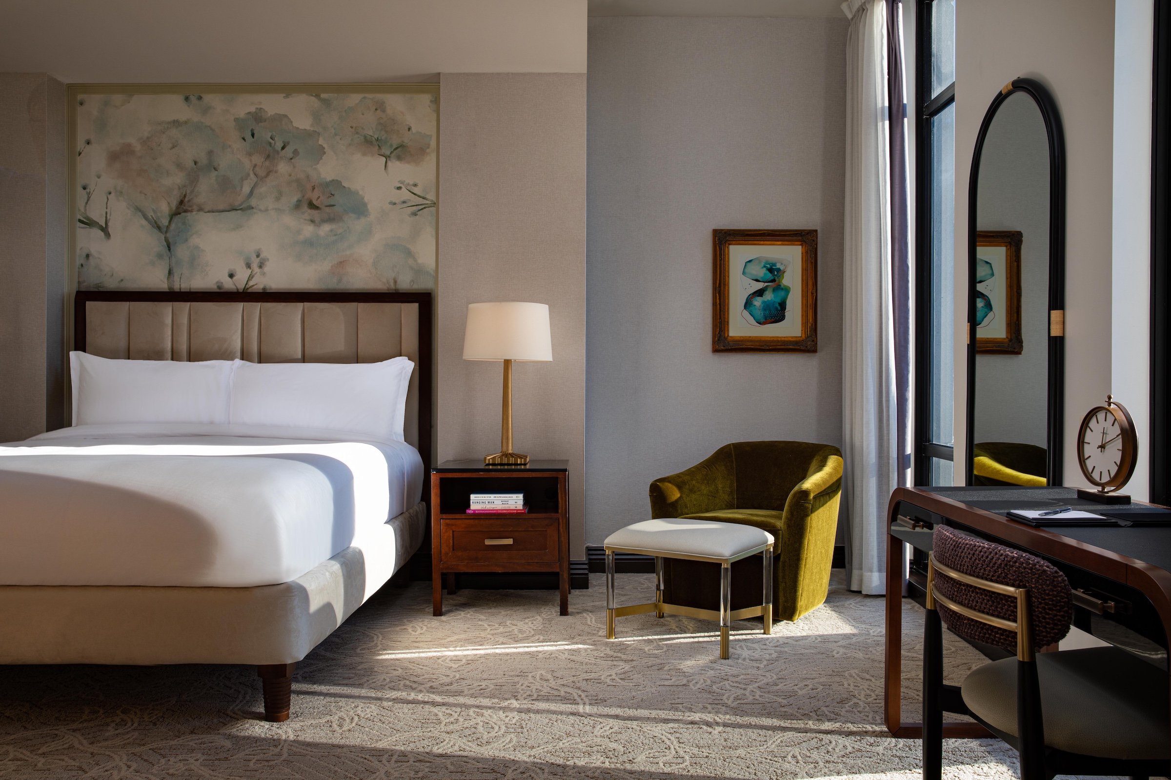 A large bedroom with a little sunshine from large windows at Hotel Ivy